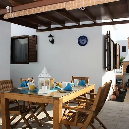 Roses Villa Puerto del Carmen (Lanzarote)